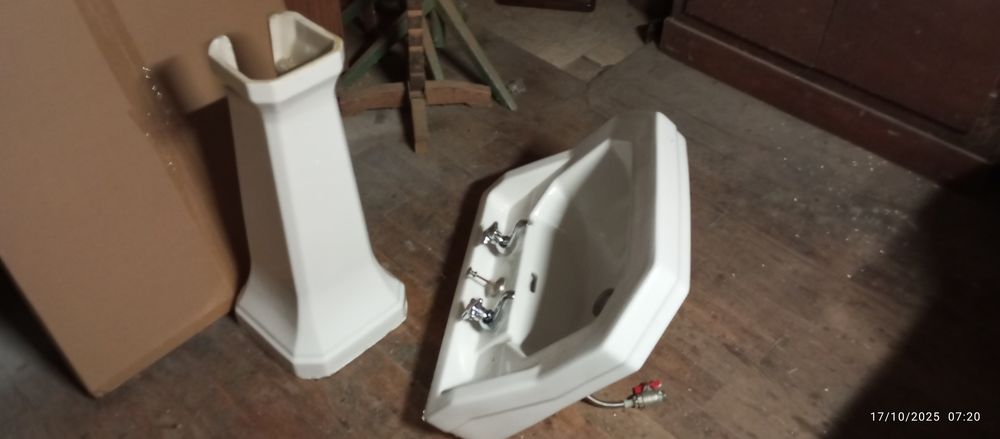 Lavabo sur pied blanc avec robinetterie Bricolage