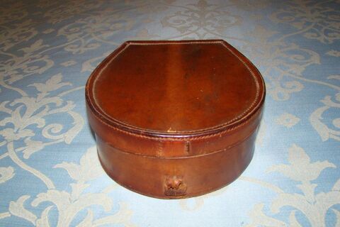 Ancienne bo�te en cuir pour faux-cols  - Epoque XIXeme Gargenville (78)