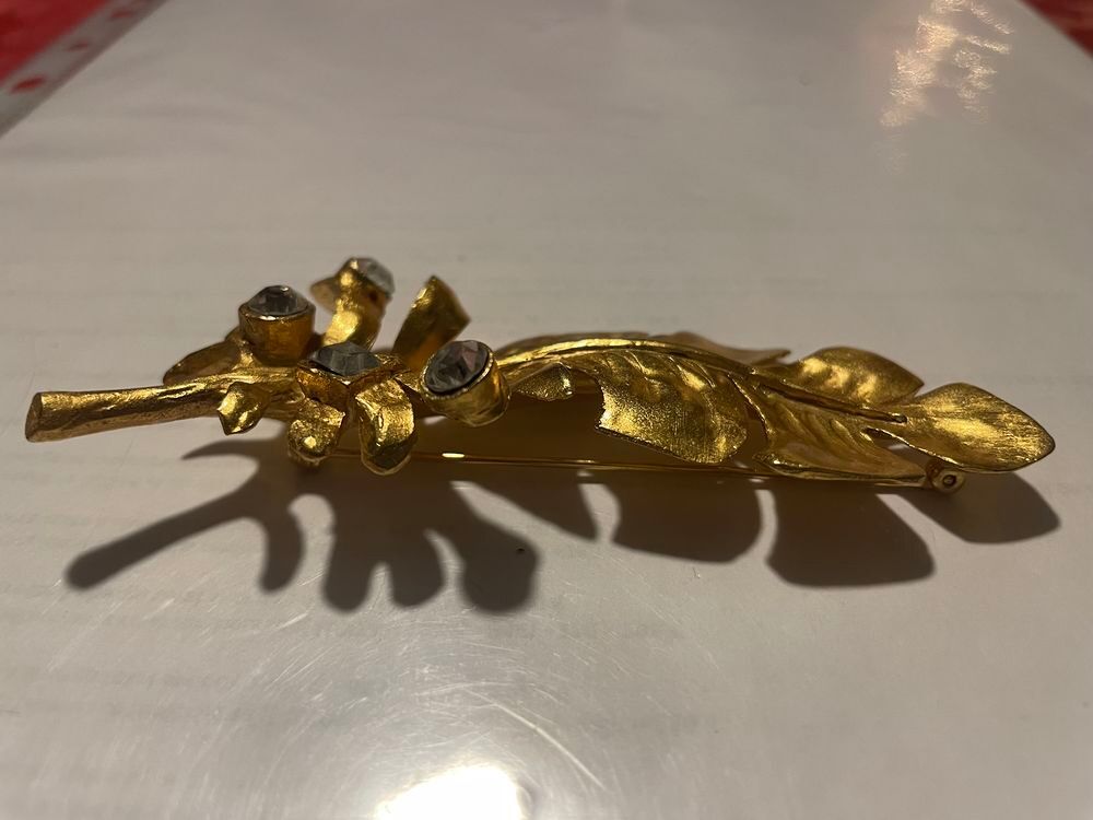 Broche feuille dor&eacute;e strass crystal LANVIN Bijoux et montres