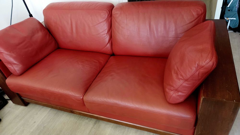 canap&eacute; cuir rouge Hugues Chevalier Meubles