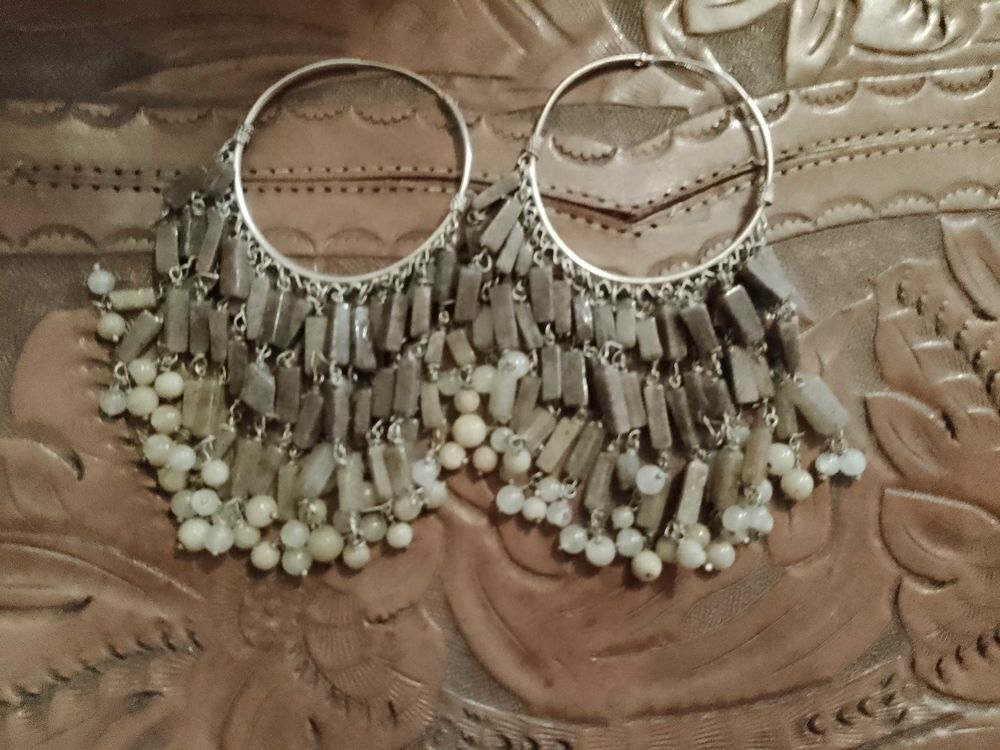 boucles d'oreilles en pierres et argent vintage ann&eacute;es 70. Bijoux et montres