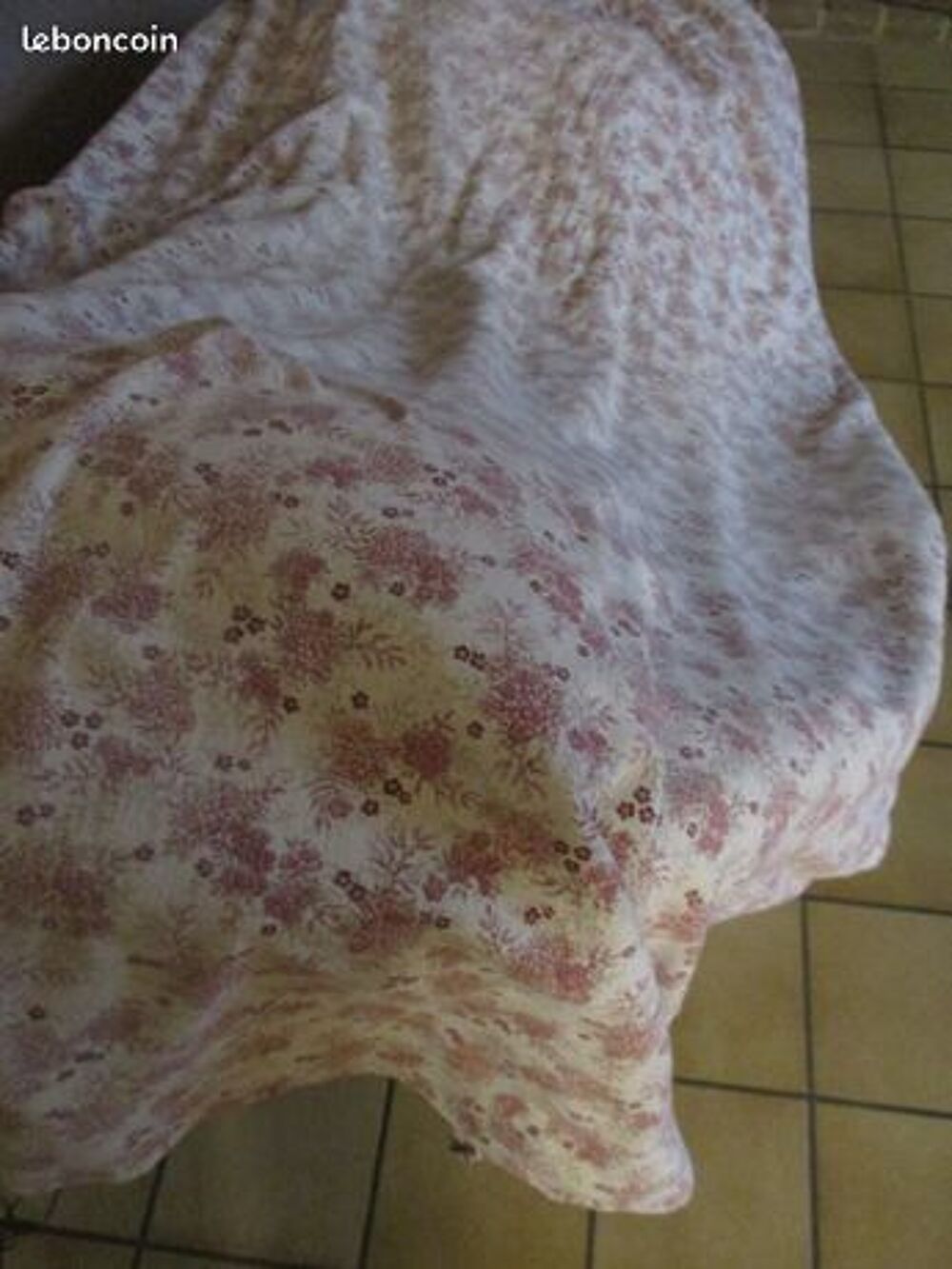 Grand drap molletonn&eacute; fleuri blanc et fleurs violettes Décoration