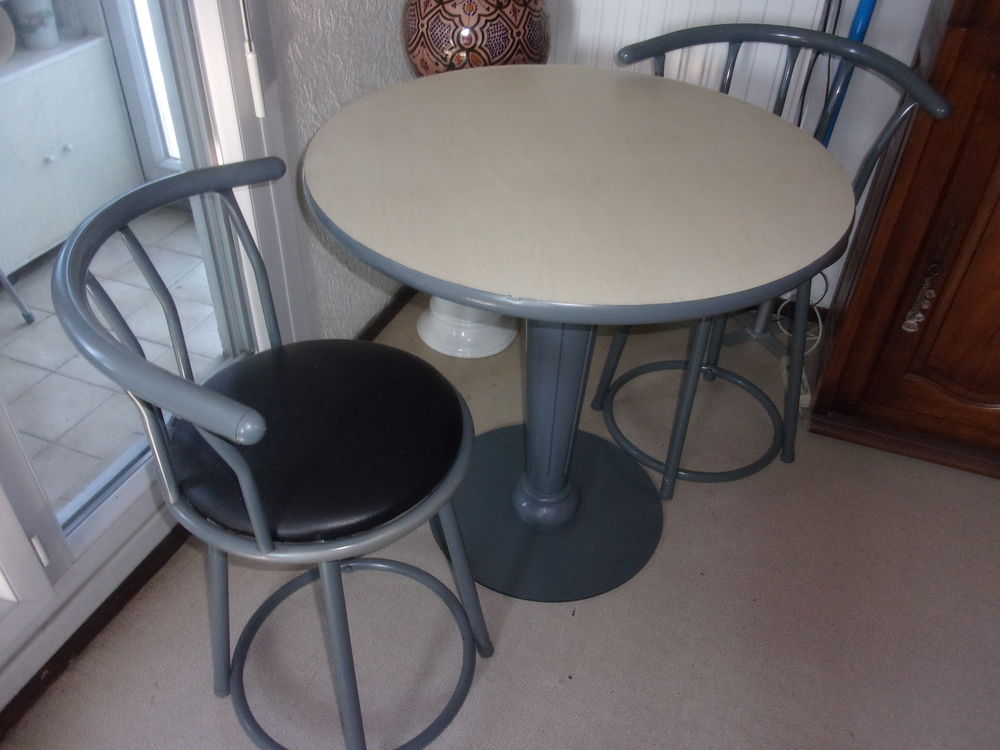 TABLE RONDE AVEC 2 CHAISES PIVOTANTE Meubles