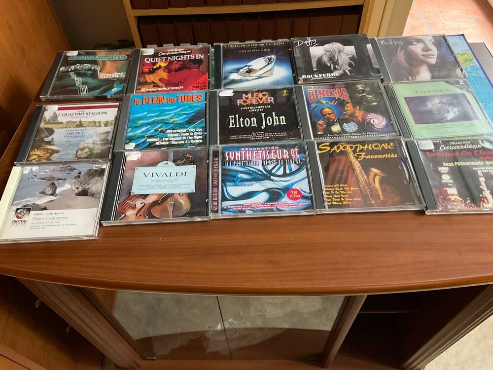 CD divers styles. 30 cd. CD et vinyles