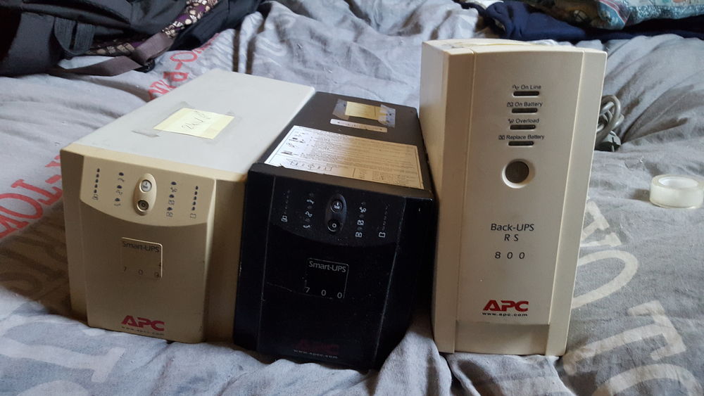 LOT de 3 Onduleurs de marque APC Matériel informatique