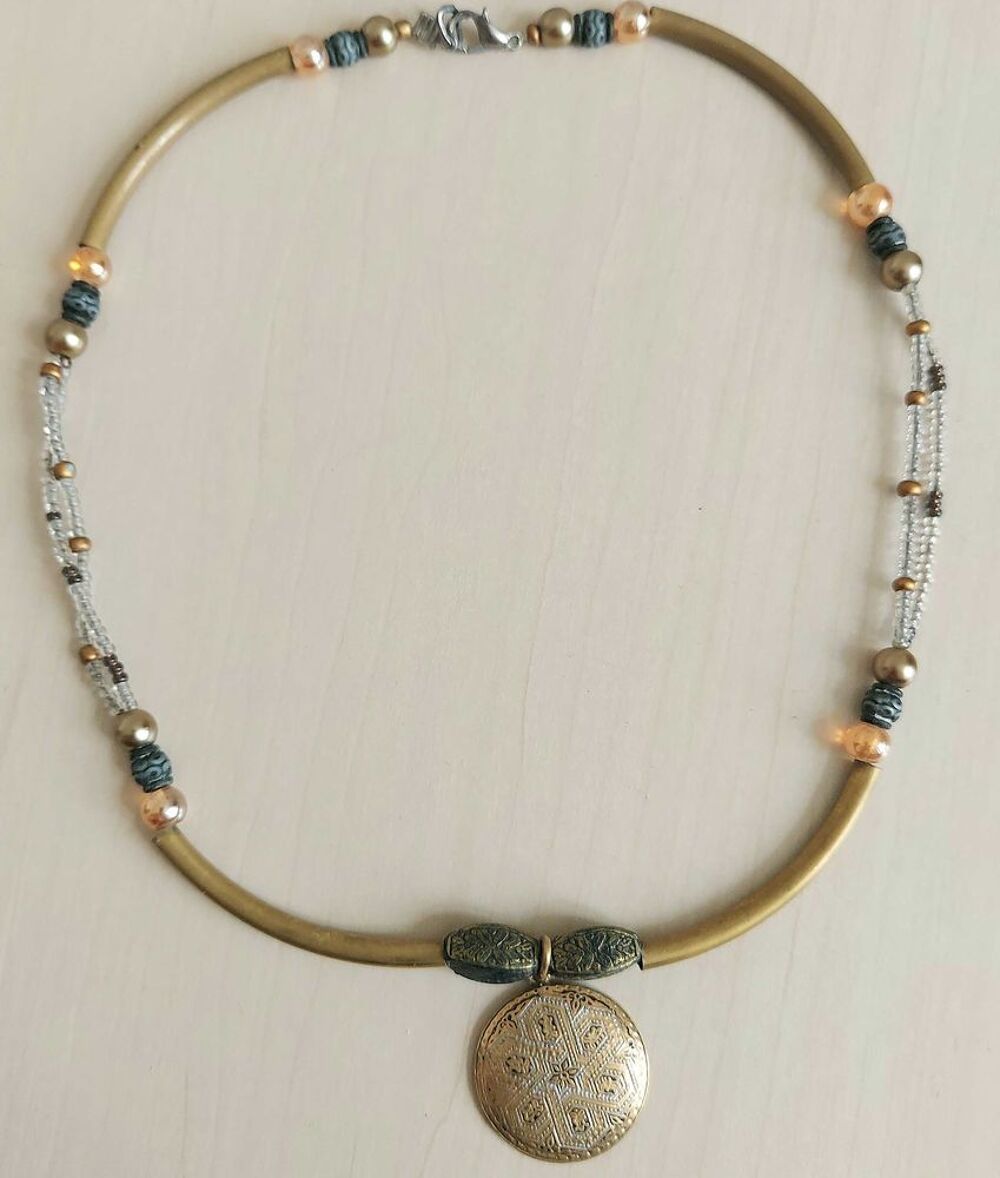 collier ethnique chic m&eacute;tal et perles Bijoux et montres