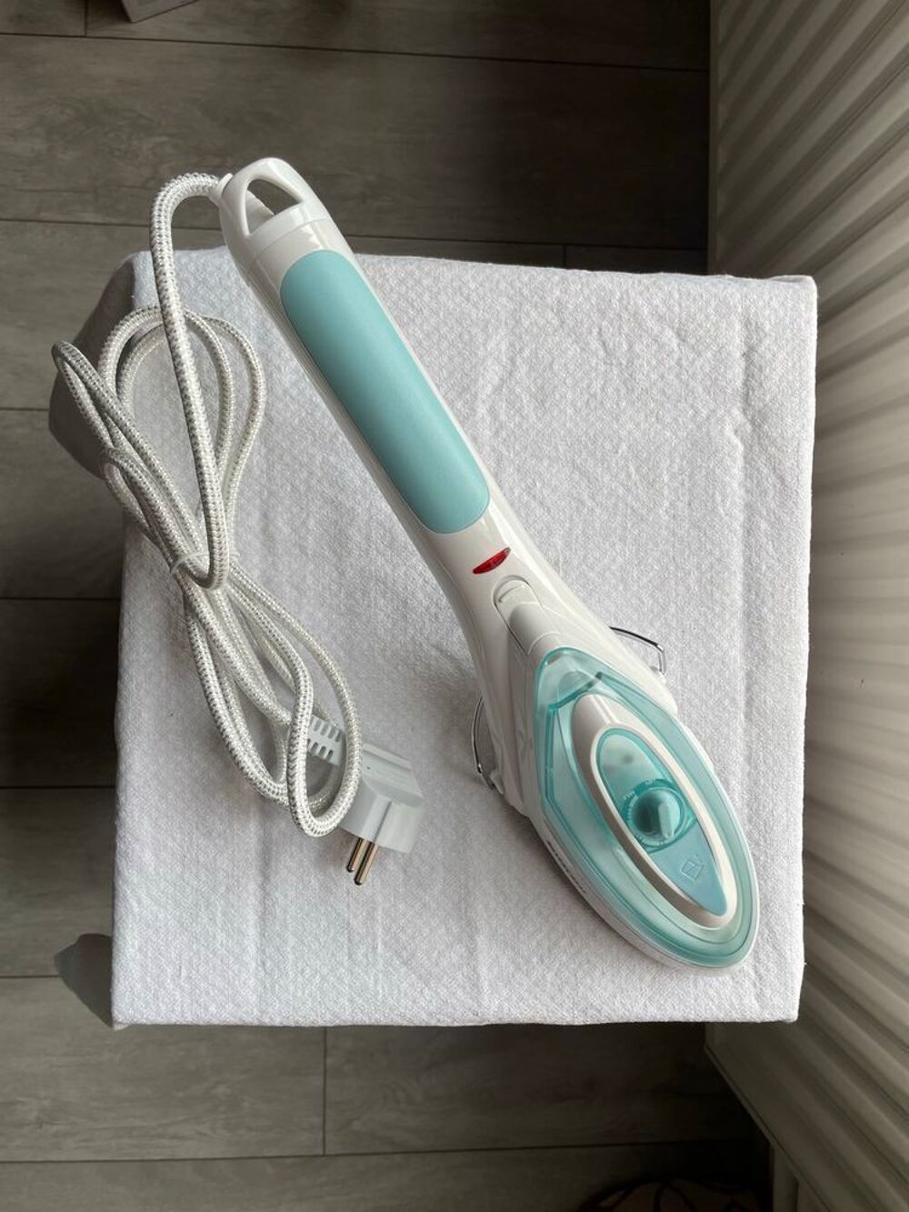 D&eacute;froisseur &agrave; main Silvercrest €" Tr&egrave;s bon &eacute;tat €" 12€&macr;€ - Pratique et efficace pour d&eacute;froisser sans fer &agrave; repasser ! Electroménager