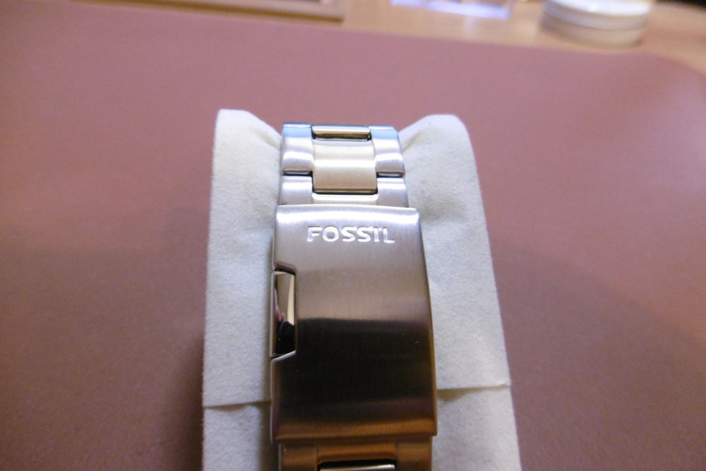 Marque Fossil NEUVE jamais port&eacute;e
Bijoux et montres