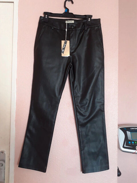 Pantalon femme noir  en simili cuir neuf avec tiquette  12 Clermont (60)