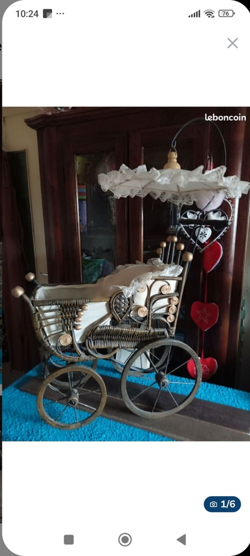 Poussette d&eacute;corative vintage en bois avec capote en dentelle 