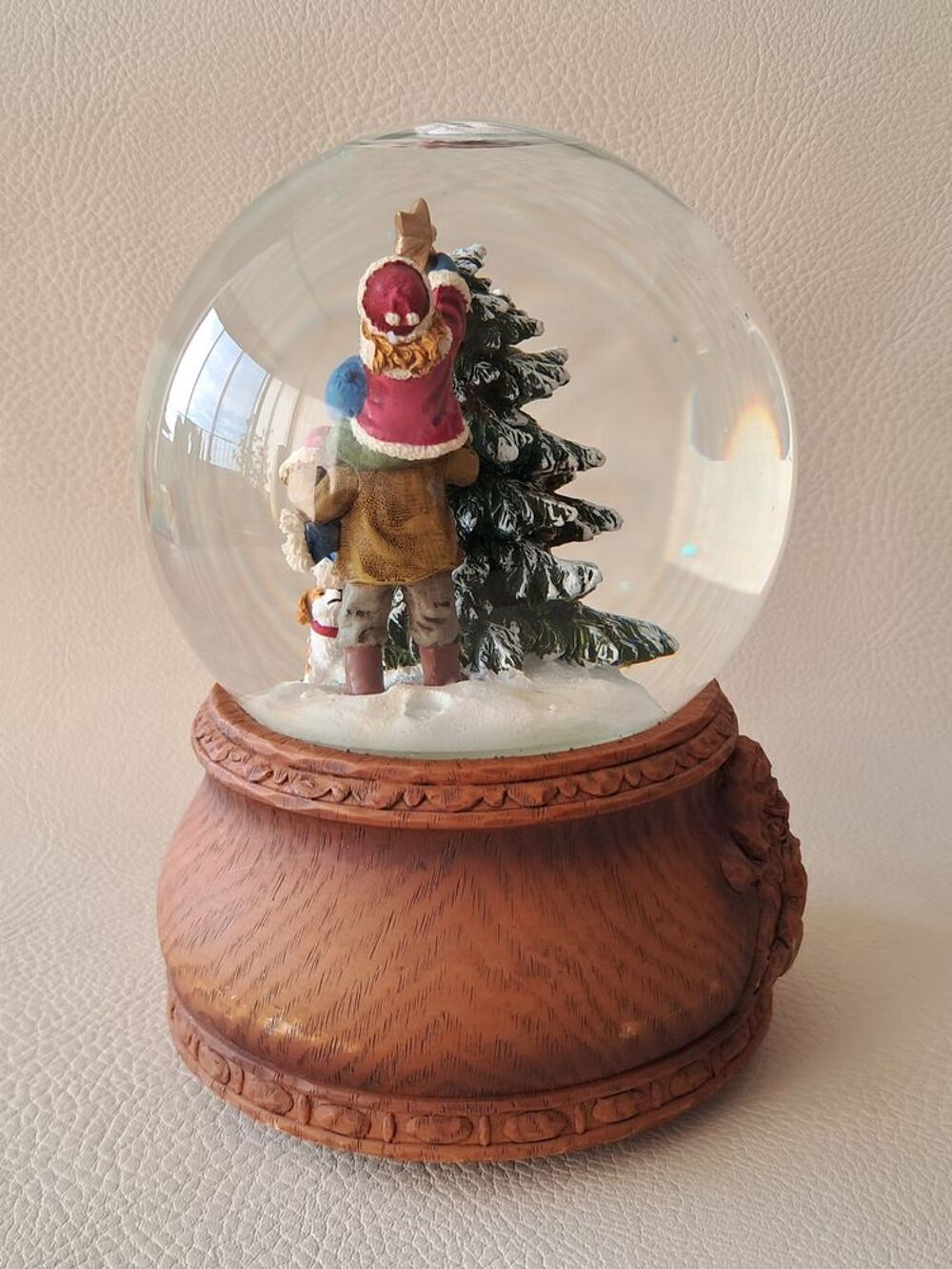 boule &agrave; neige avec d&eacute;cor de No&euml;l 
Décoration