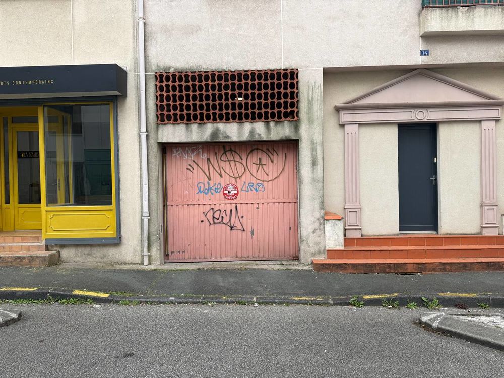Location Parking/Garage Garage box fermé ~13 m², moto ou stockage, centre-ville La roche-sur-yon