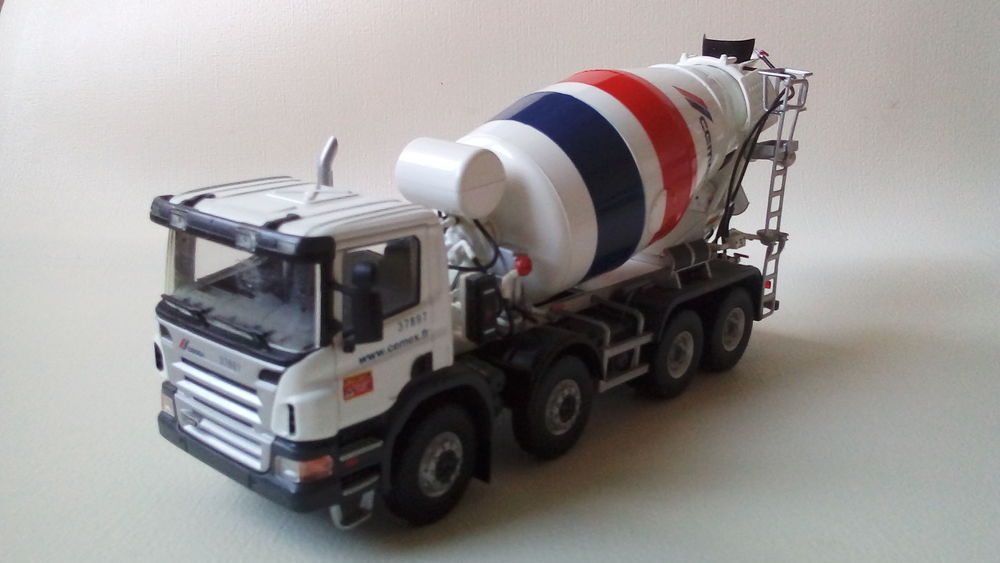 un camion scania toupie au couleur cemex au 1/50 neuf . 