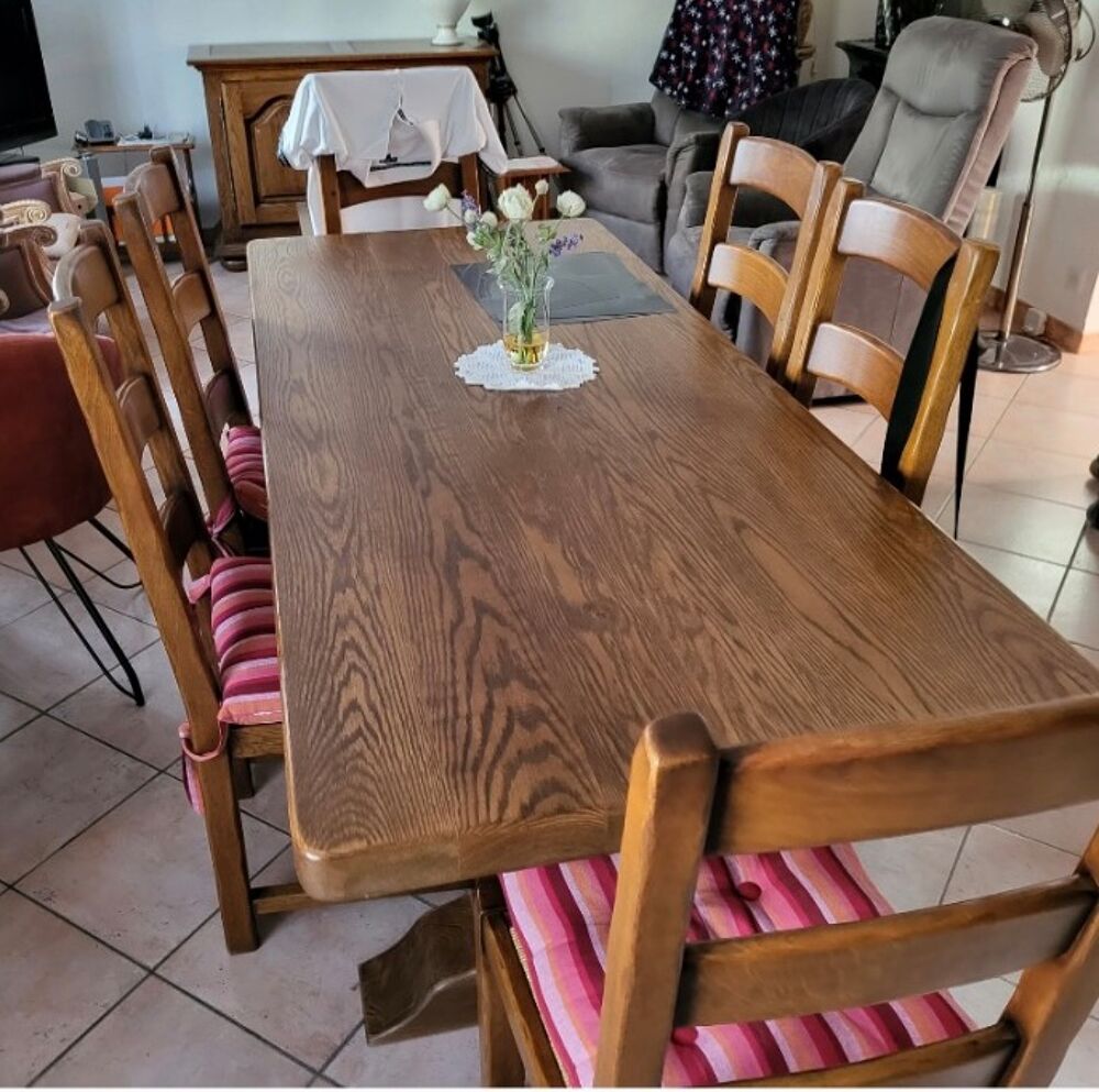 Lot : 1 table, 6 chaises, un buffet en ch&ecirc;ne Meubles