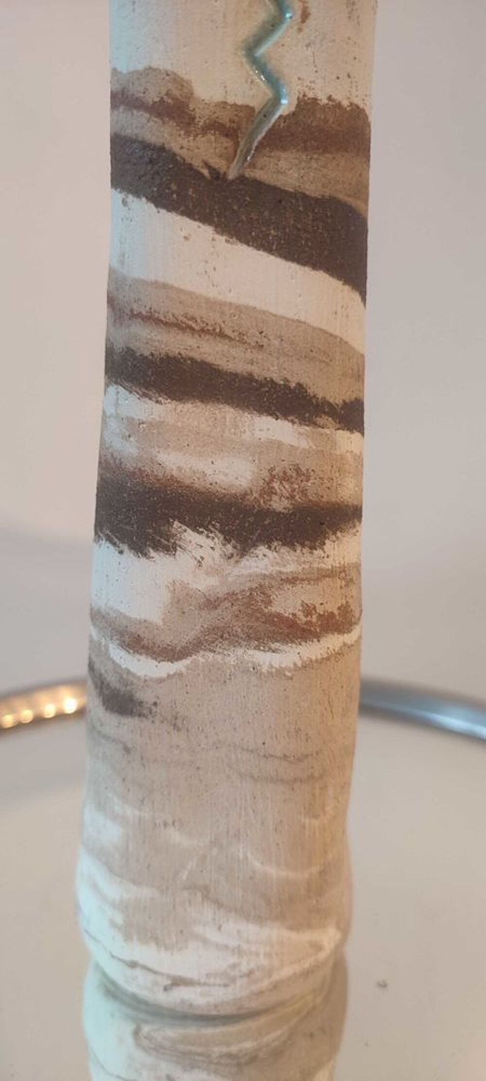 Vase en gr&egrave;s tourn&eacute; sign&eacute; &agrave; d&eacute;cor en relief 
