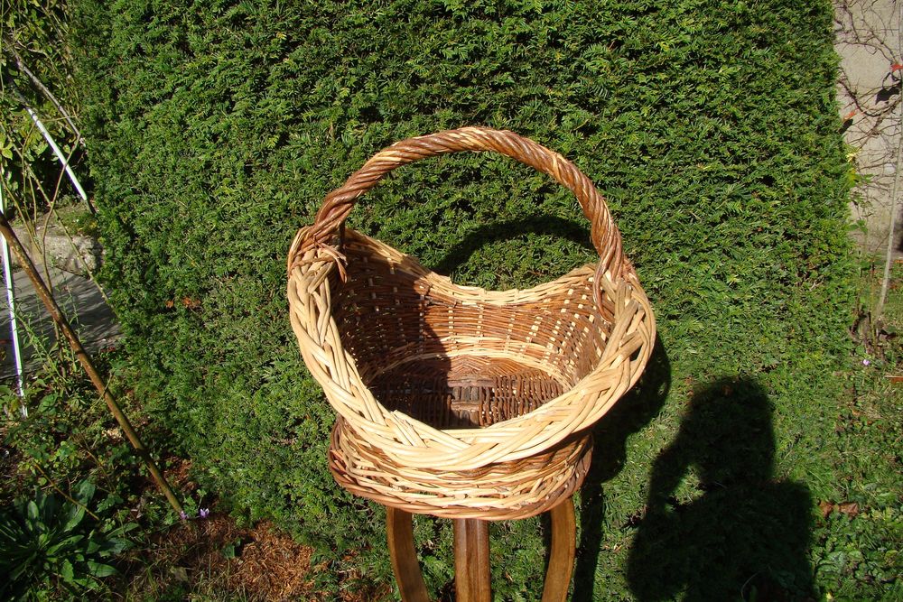 Tr&egrave;s grand panier &eacute;vas&eacute; en osier vintage Décoration