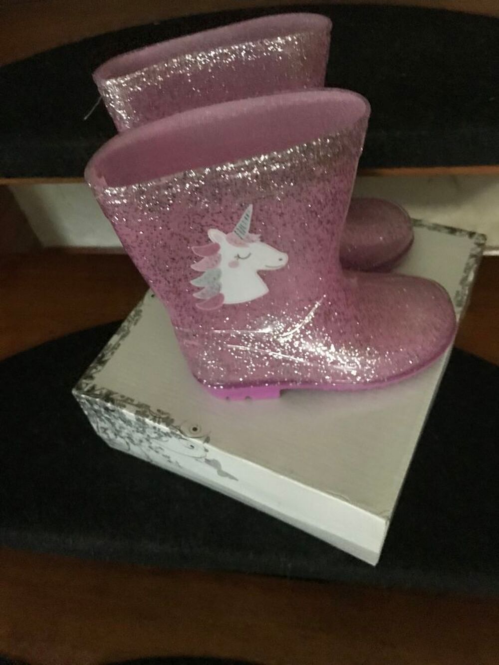  Bottes roses licorne et chaussure de ville grise 
Chaussures
