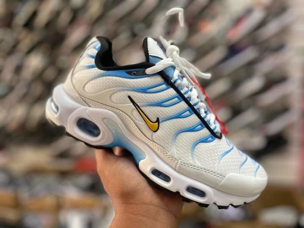 Disponible des Baskets &agrave; bon prix Vêtements