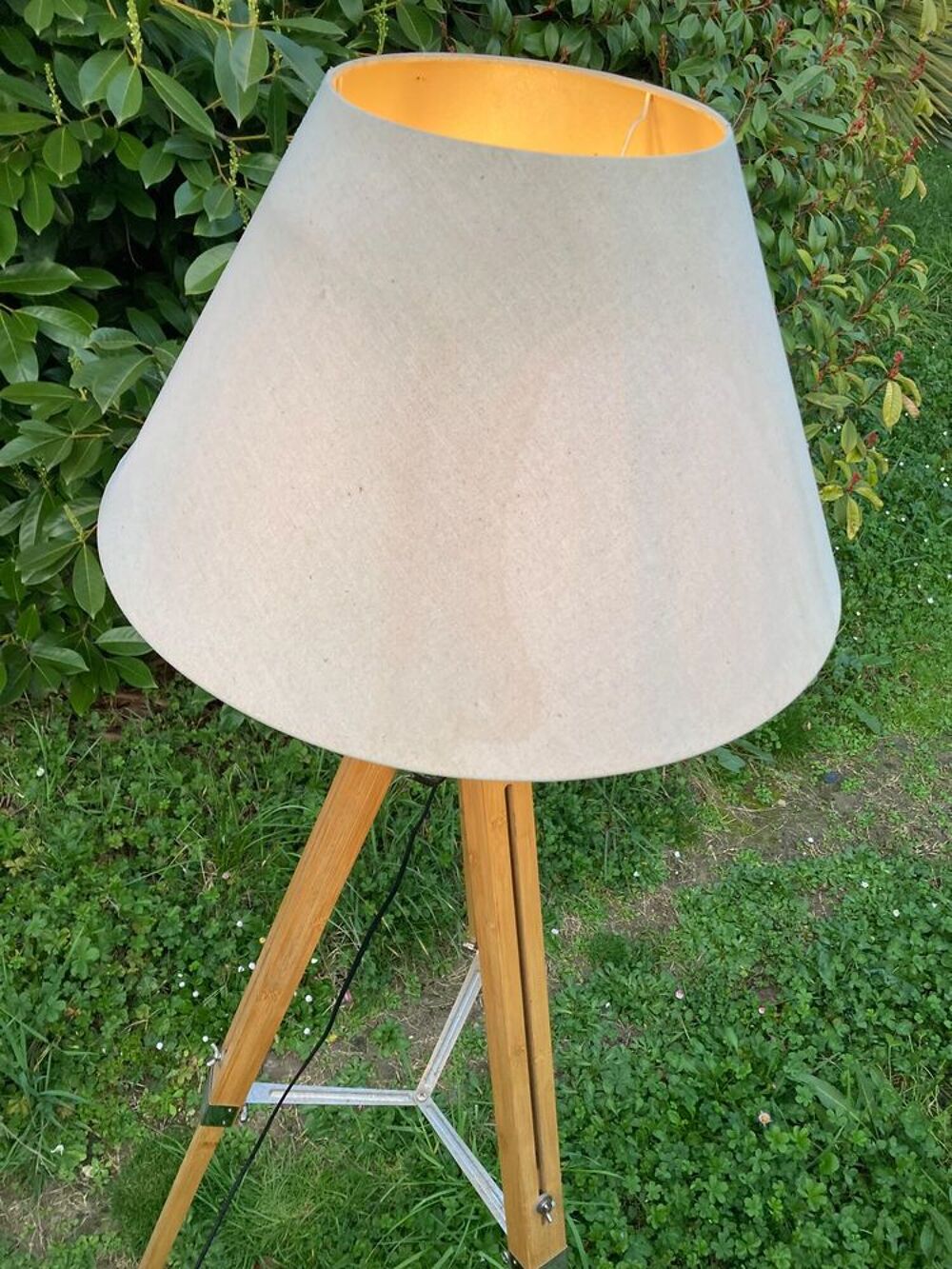 beau lampadaire -bon etat (pas 119e mais brad&eacute; a 29e ) Décoration