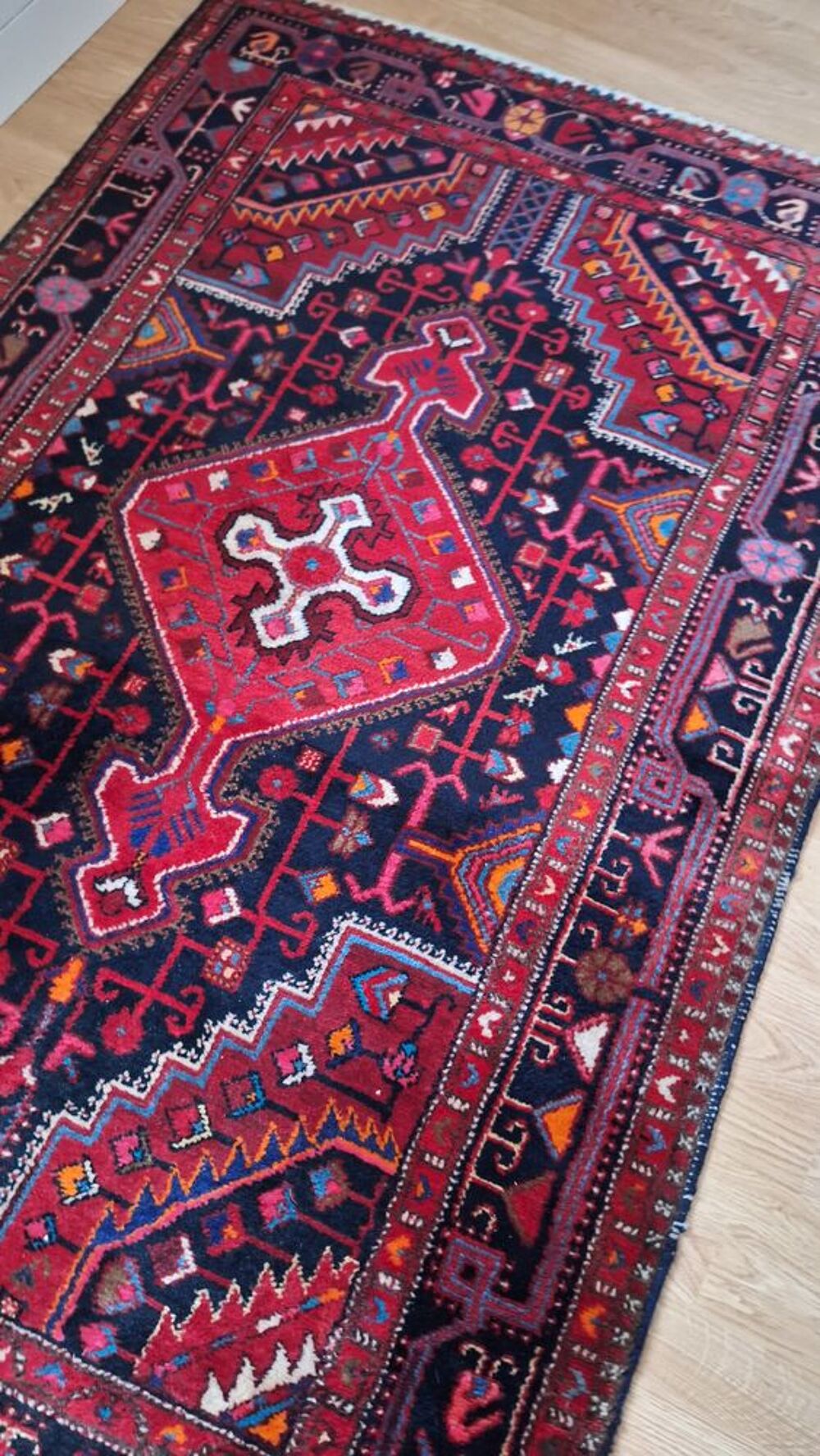Description
Tapis de laine ancien dim : 190 par 120 cm Décoration