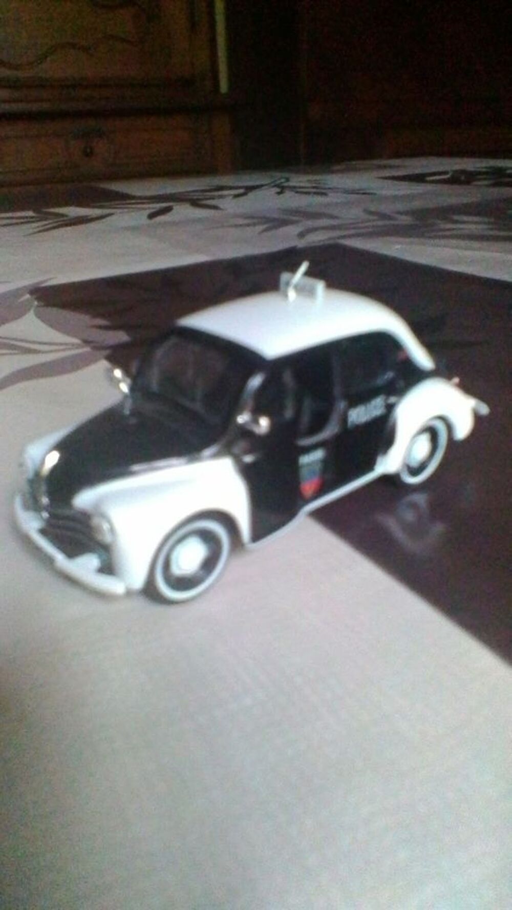 Voiture miniature Renault 4CV police 