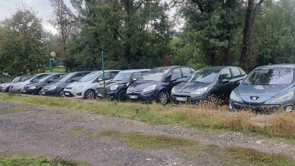 un lot de 9 v&eacute;hicules roulants avec papiers en r&egrave;gles: 