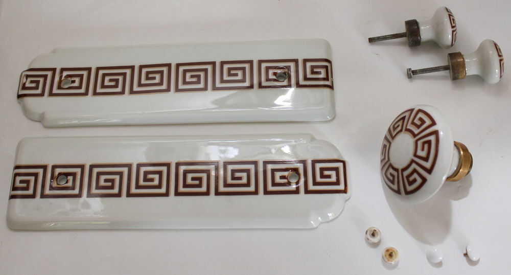 Plaques et poign&eacute;e de porcelaine de Paris frise grecque Décoration