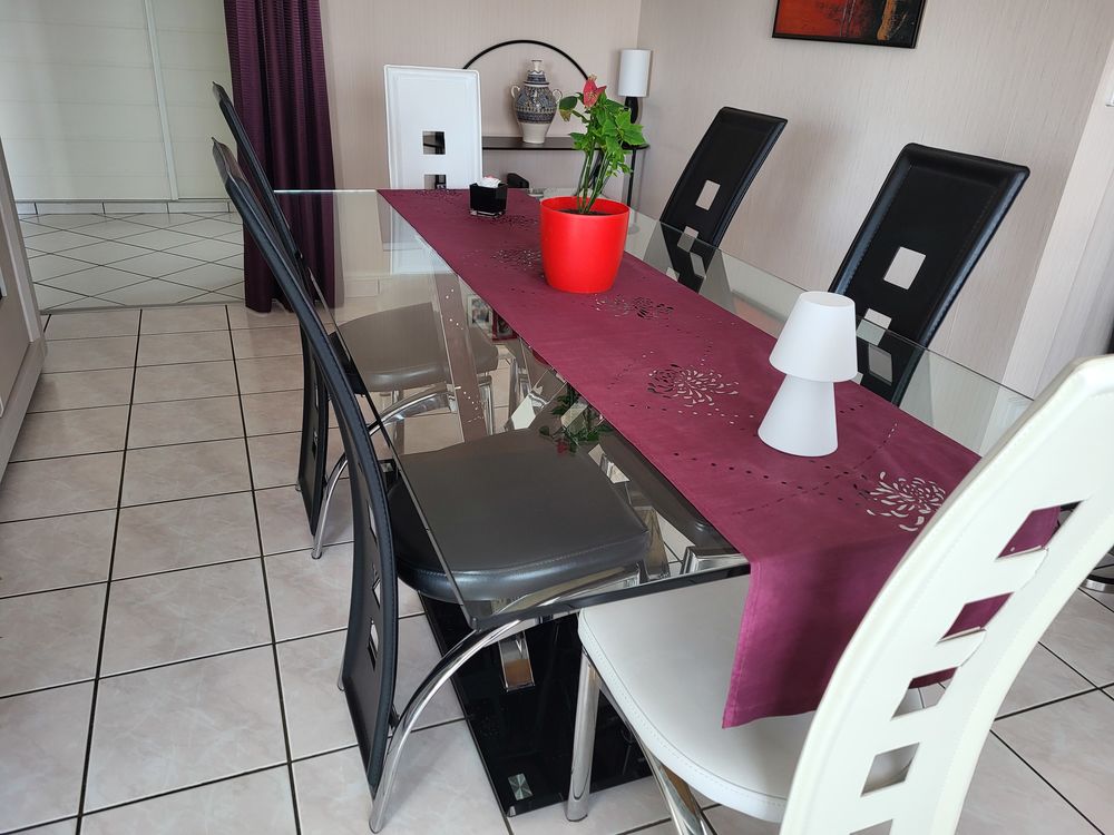 Table salle &agrave; manger et ses 6 chaises Meubles
