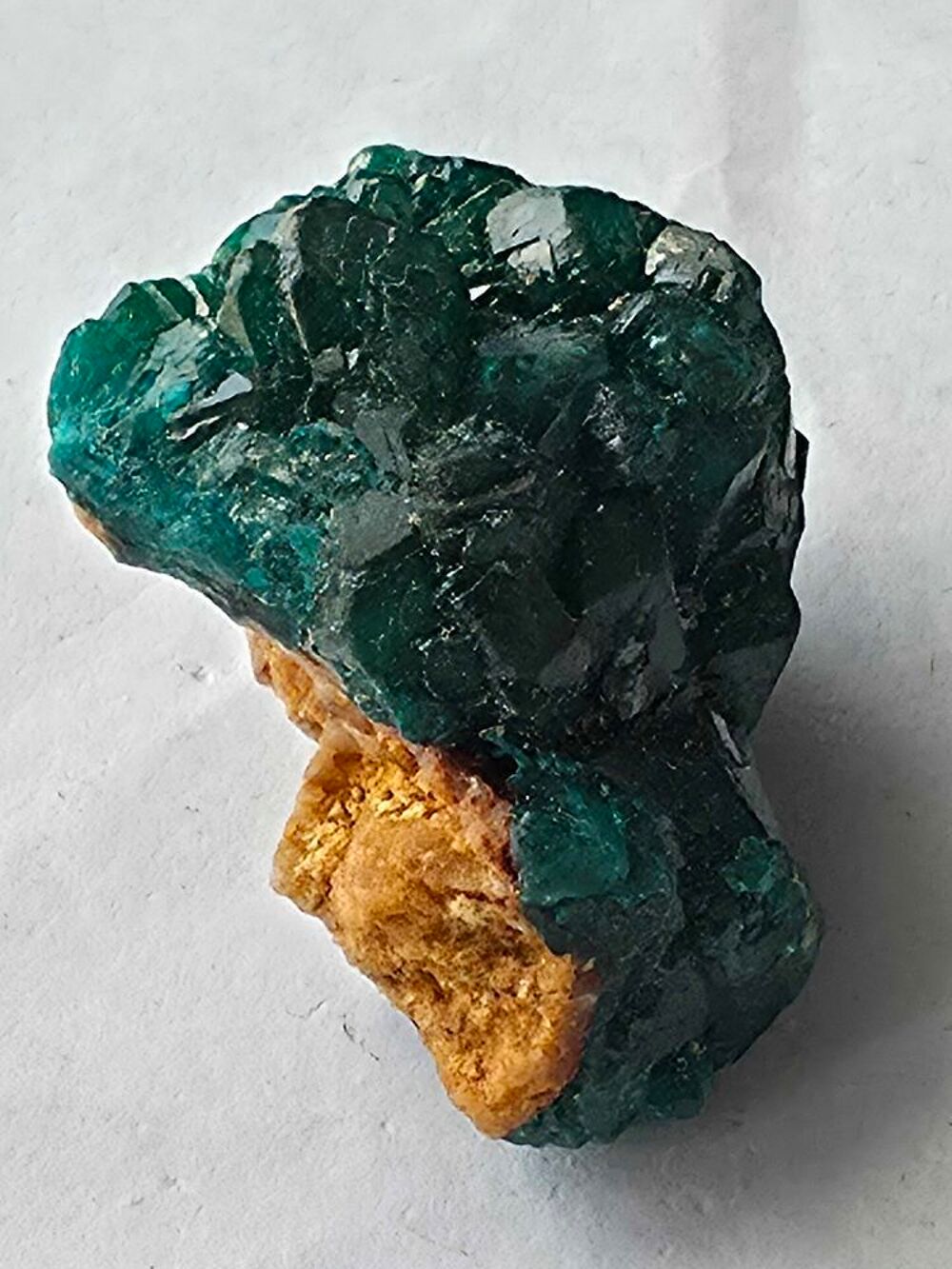 Dioptase brute sur matrice-Vert &eacute;meraude intense-38g 
