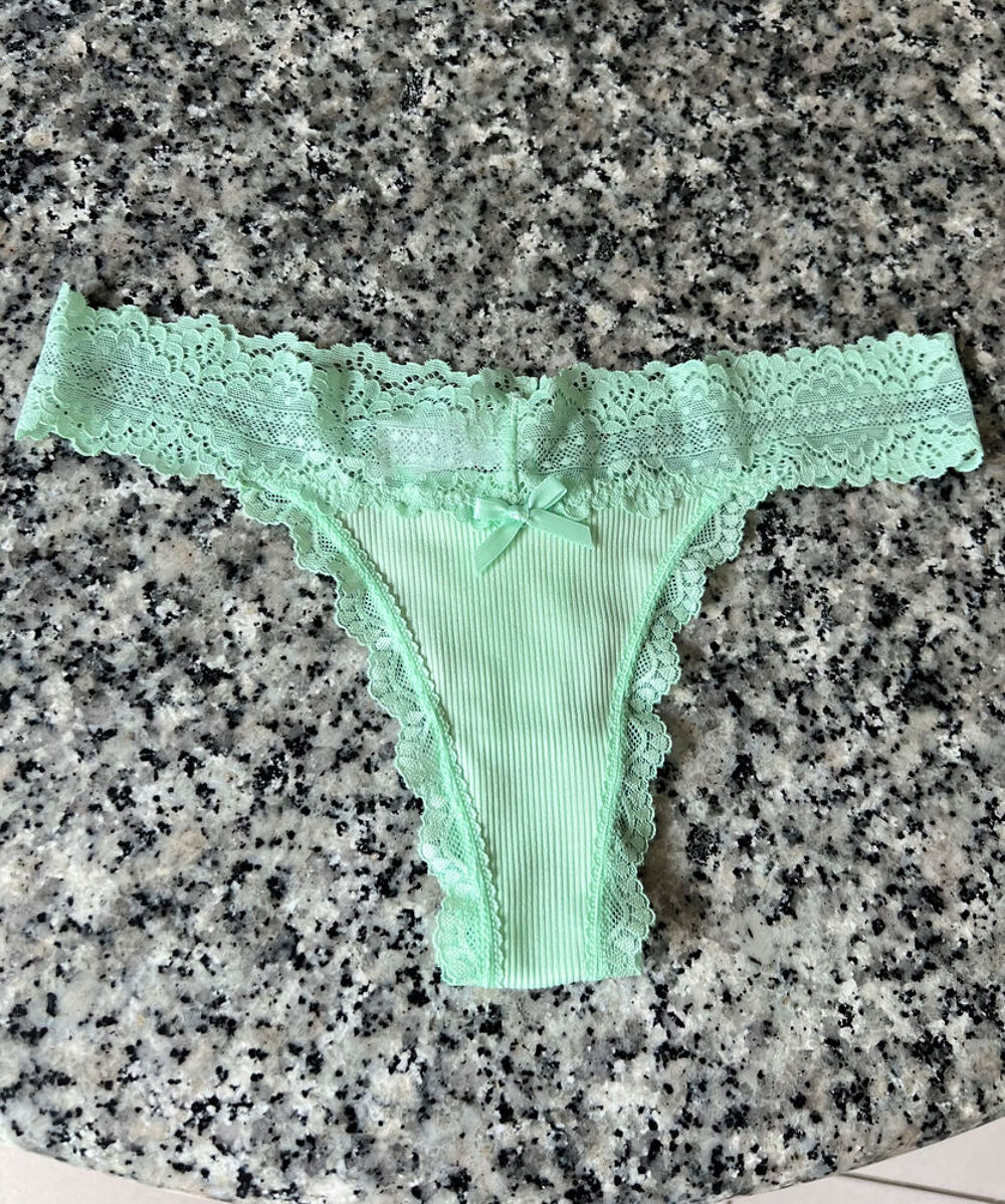 String vert menthe en dentelle taille XS. Neuf jamais port&eacute; Vêtements