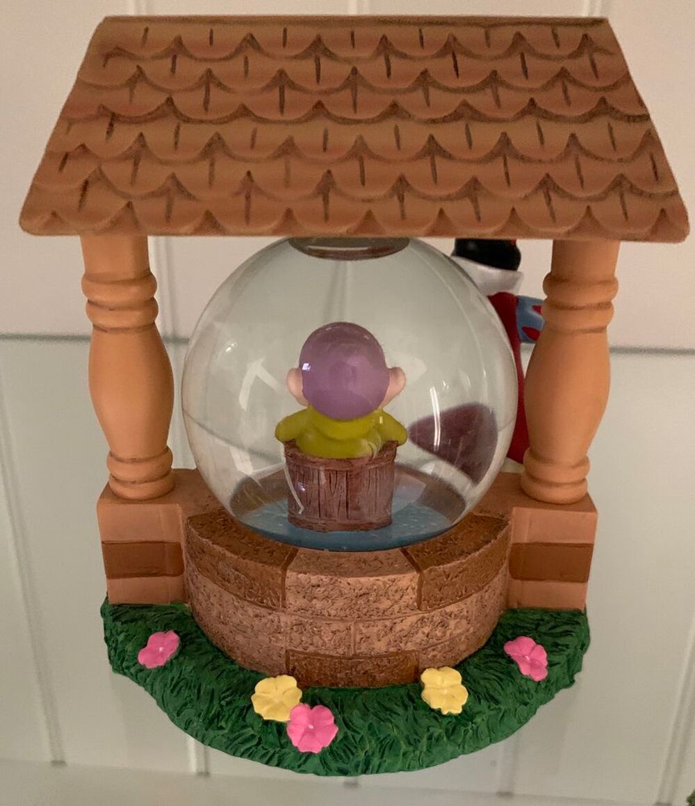 SNOW GLOBE " DISNEYLAND " BLANCHE NEIGE ET LE PUIT 