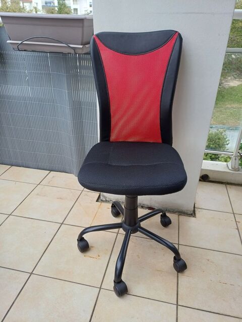 chaise de bureau état neuf a servie 3 mois seulement pour cause de déménagement . 40 Anglet (64)