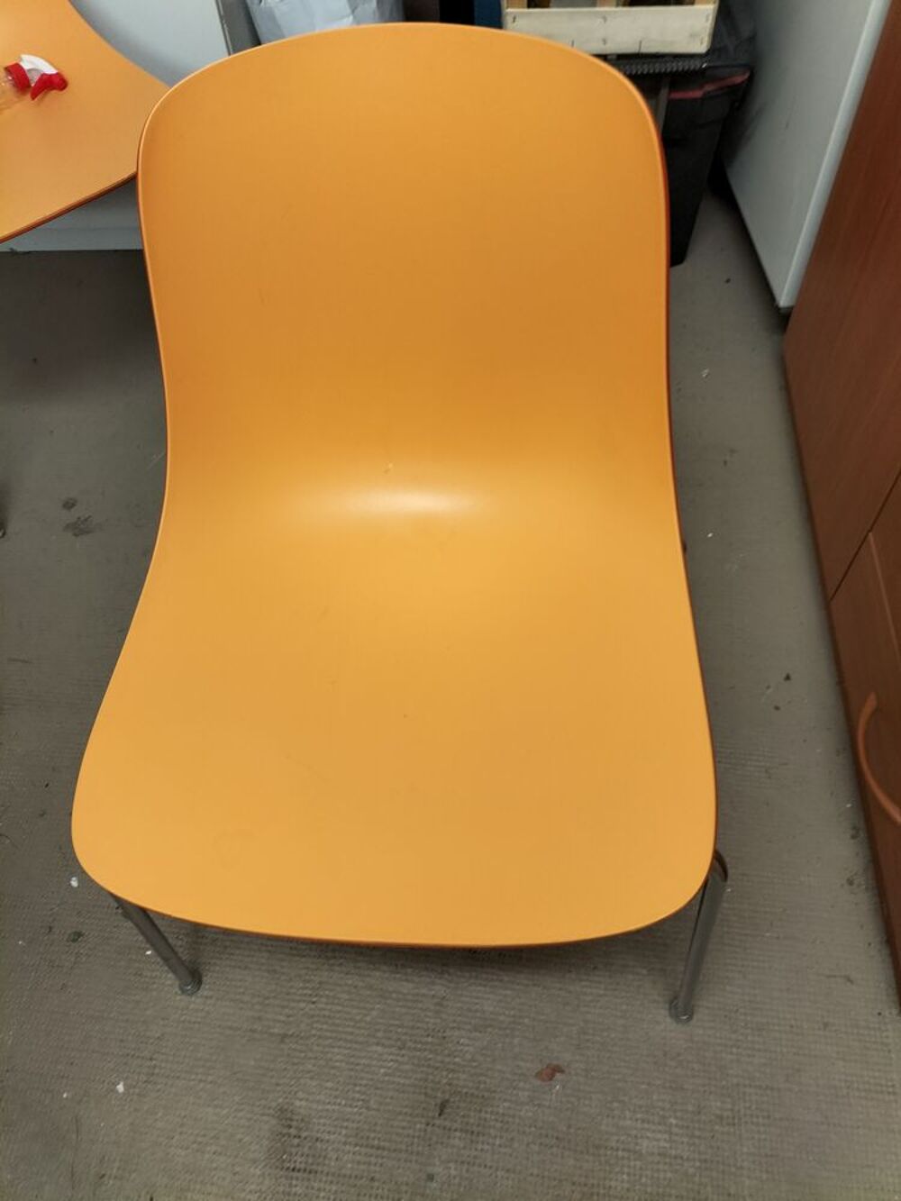 Chaises + 1 qui n'a pas les embouts sur pieds mais Meubles