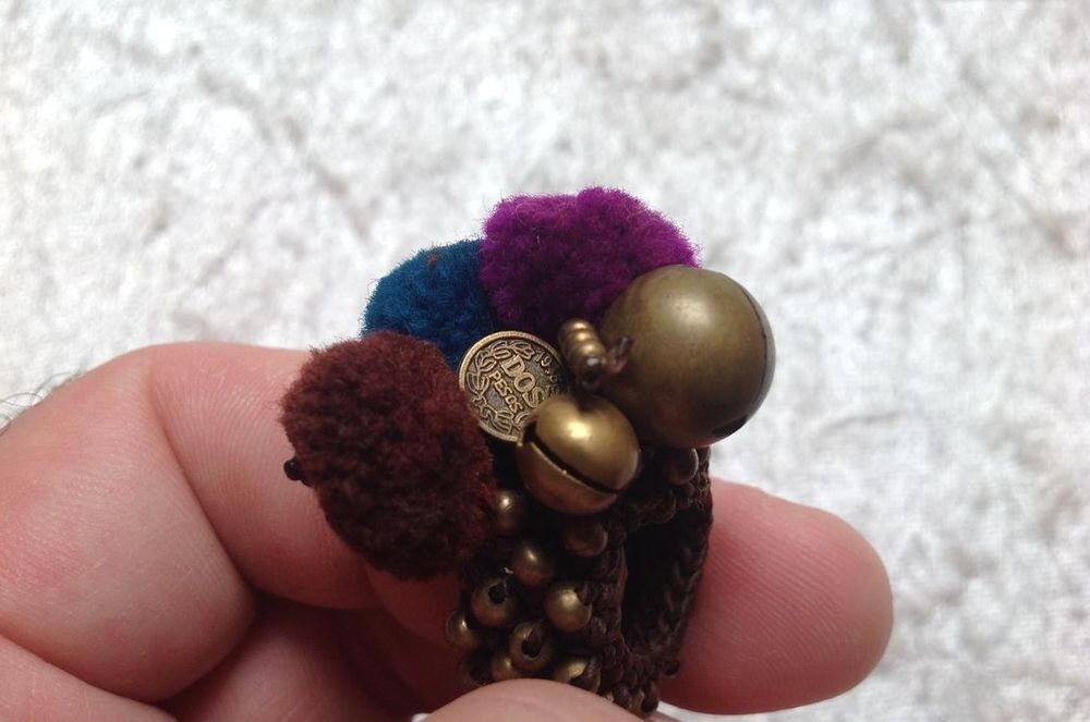 BAGUE GRELOTS POMPONS PI&Egrave;CE SUR ANNEAU TISS&Eacute; Envoi Possible
Bijoux et montres