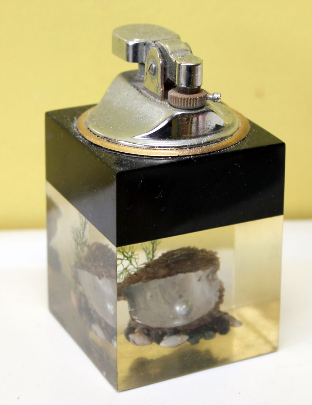Briquet de table avec inclusion huitre perli&egrave;re
ann&eacute;e 60 