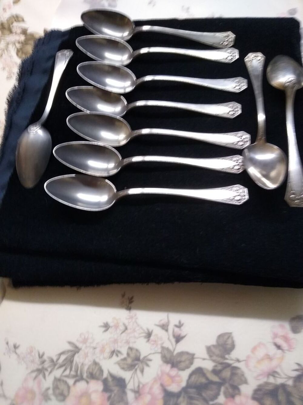 Anciennes cuill&egrave;res &agrave; soupe en m&eacute;tal argent&eacute; 