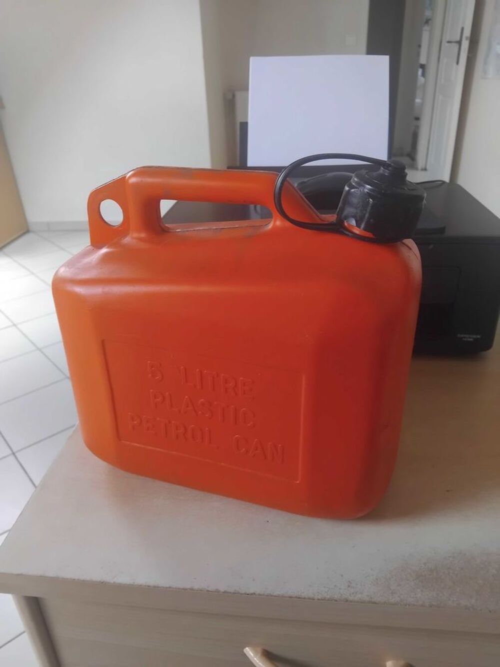 bidon de 5 litres rouge . Jardin
