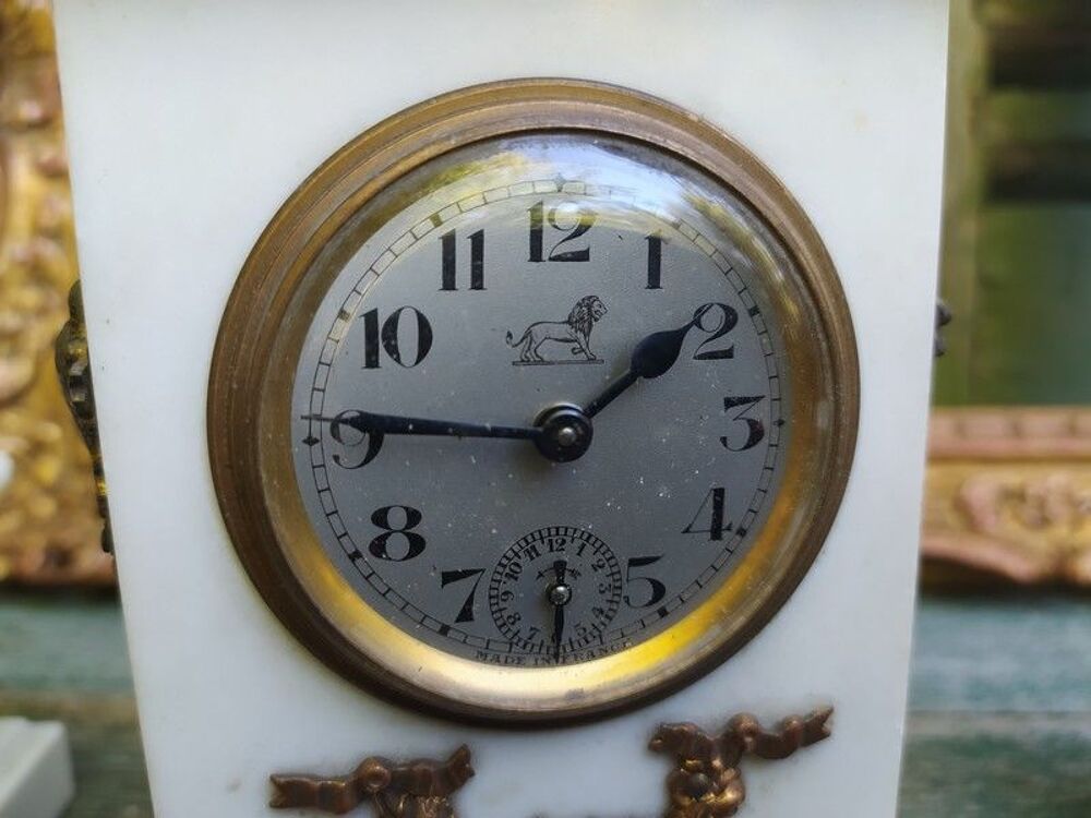 Pendule et Cassolettes Marbre Blanc Ornements Bronze Lion 