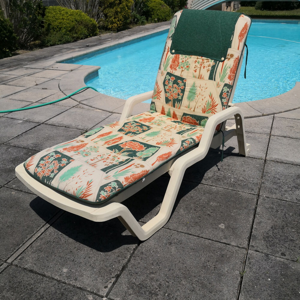 tr&egrave;s confortable lit de piscine et matelas en excellent &eacute;tat Jardin