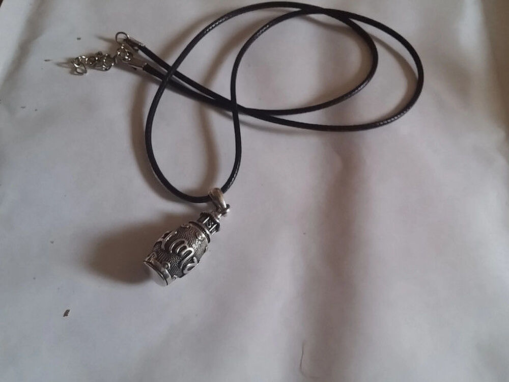 Amulette bouddhiste Bijoux et montres