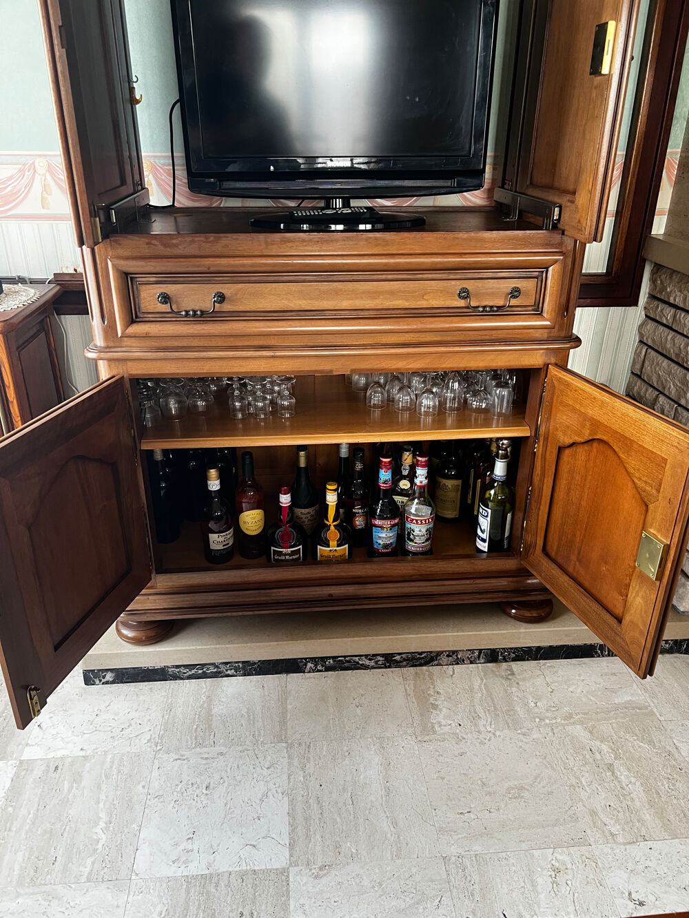 Meuble t&eacute;l&eacute; noyer massif Meubles