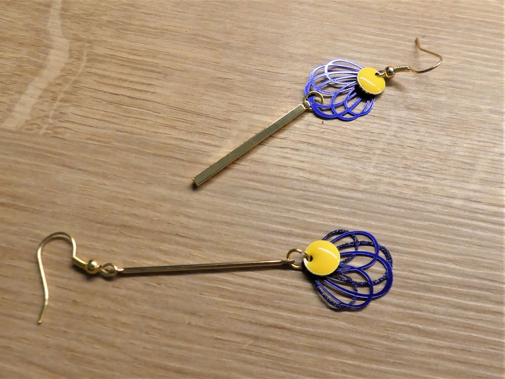 Boucles d'oreilles asym&eacute;triques dor&eacute;es
Bijoux et montres