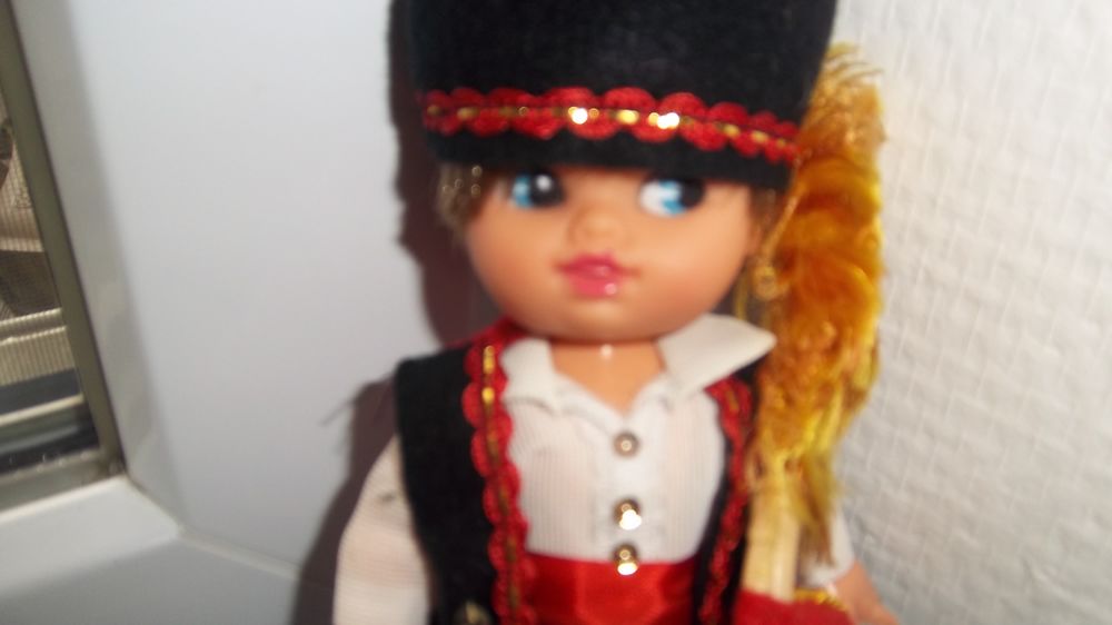 Poup&eacute;e folklorique ann&eacute;e 1970 