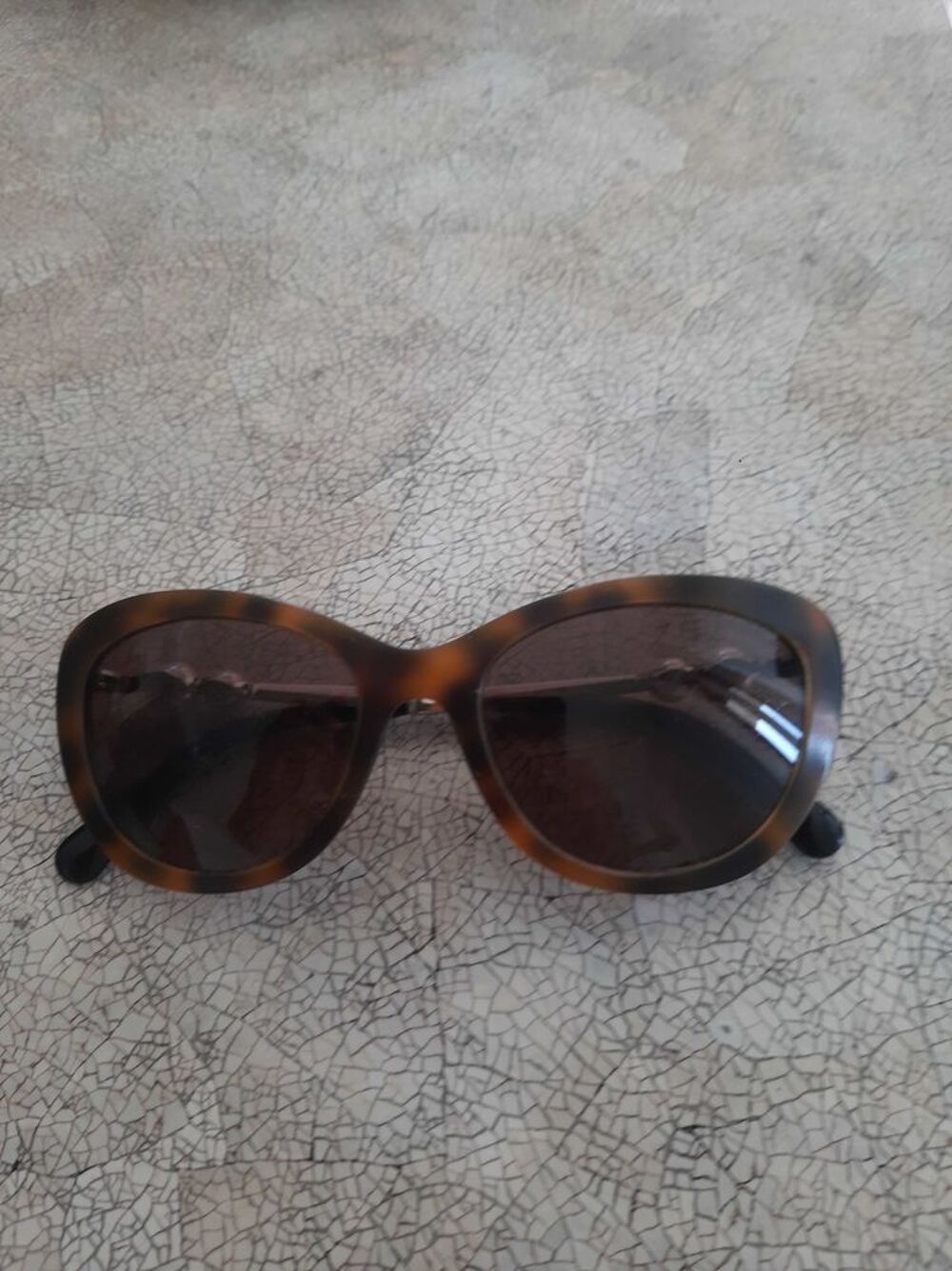 rare lunettes de soleil Chanel 2 perles Bijoux et montres