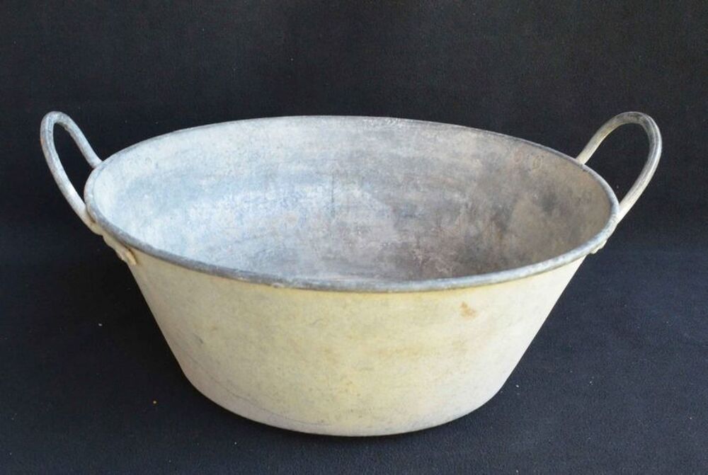 Bassine en zinc vintage. Décoration