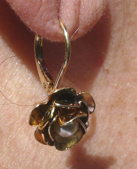 Boucles d'Oreilles dor�es en forme de Rose et petite perle 25 Gravelines (59)