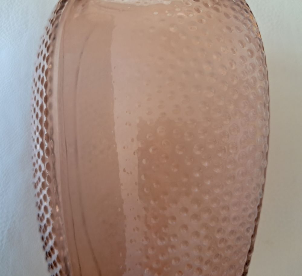 vase en verre moul&eacute; couleur rose avec reflets ambr&eacute; Décoration