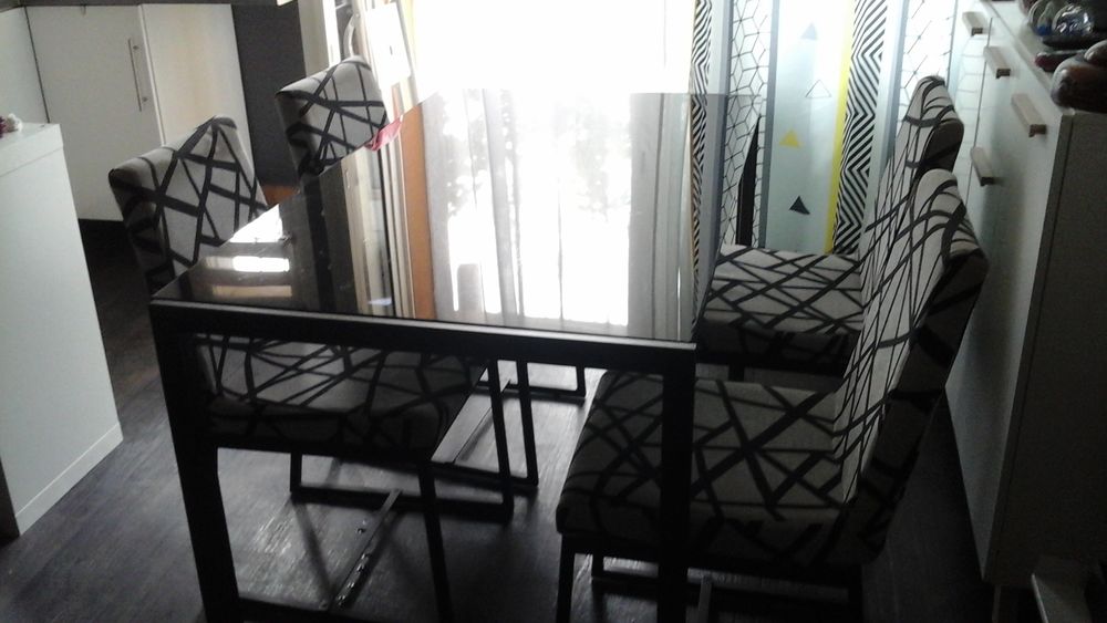 Table et 4 chaises modernes Meubles