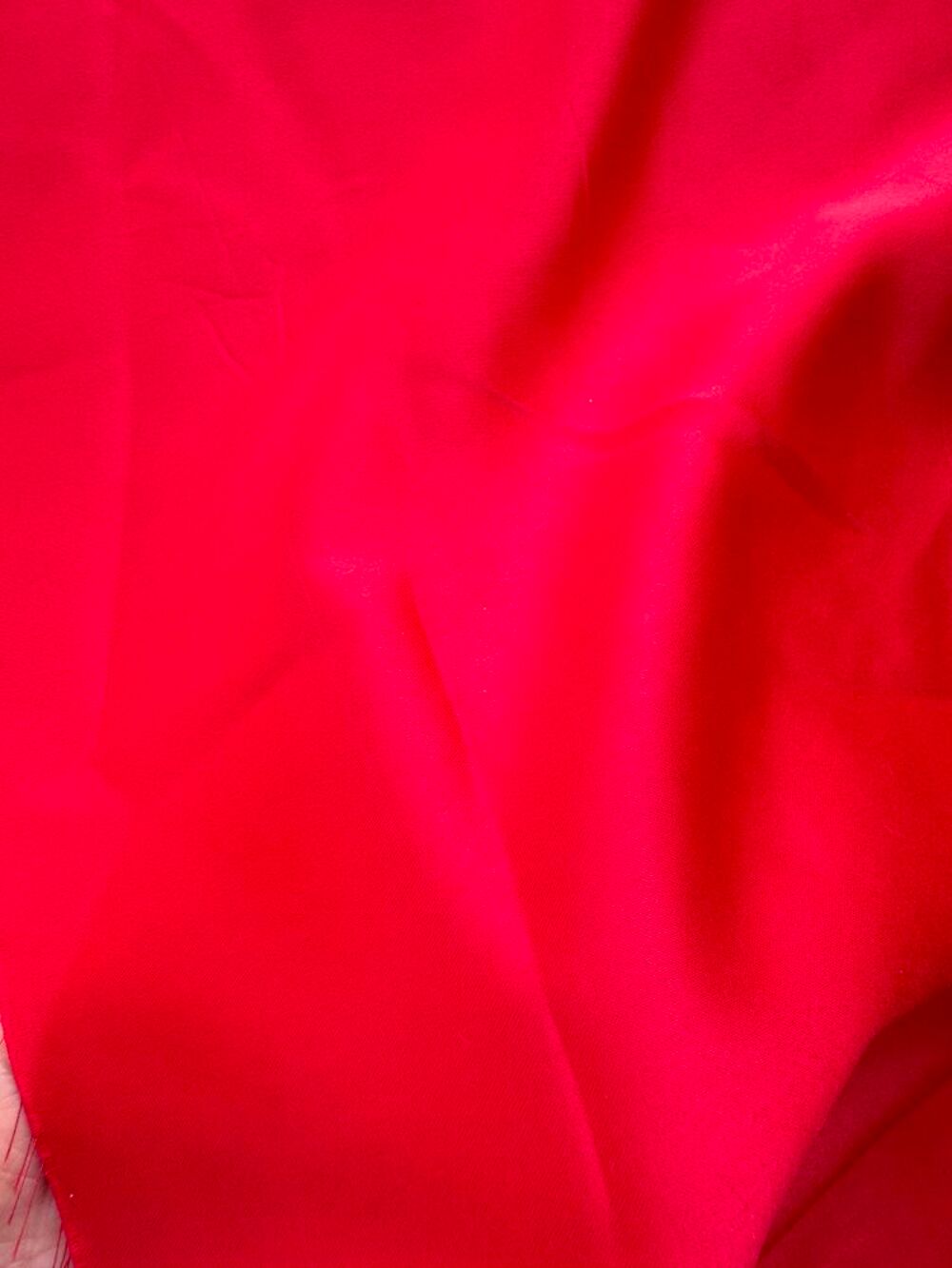 Coupon de tissu satin&eacute; rouge de 12m
Décoration
