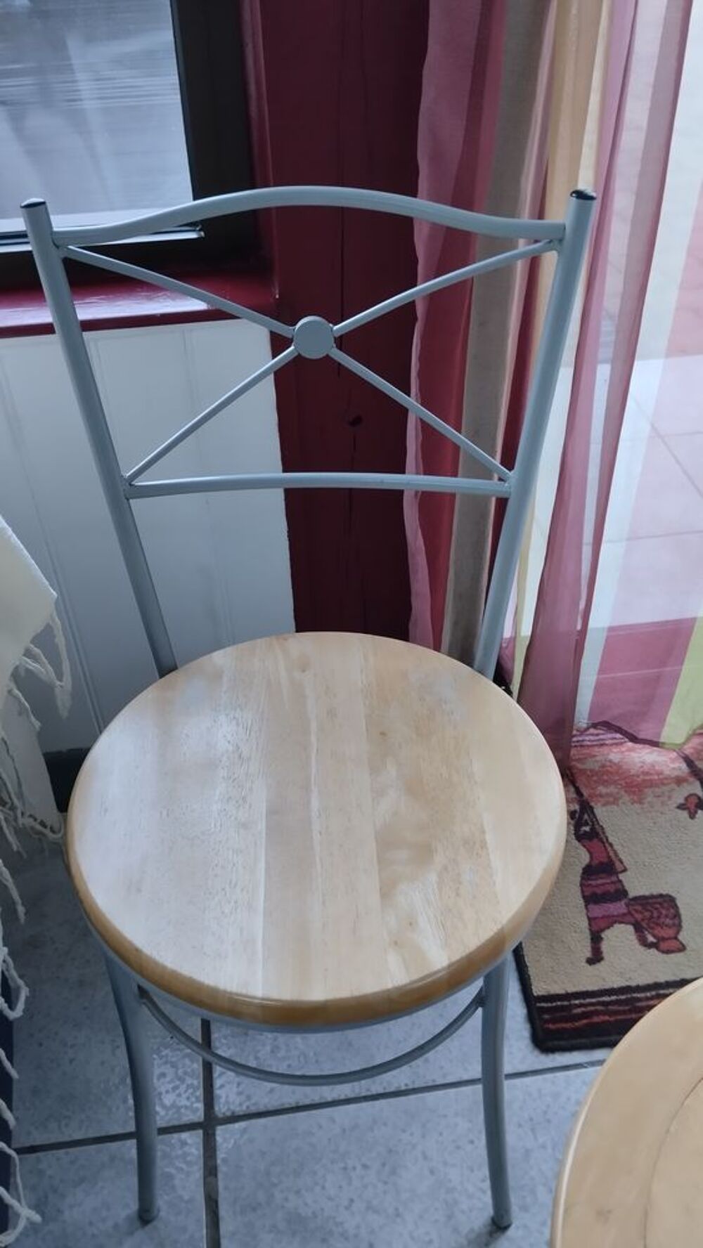 Une table et 5 chaises Meubles